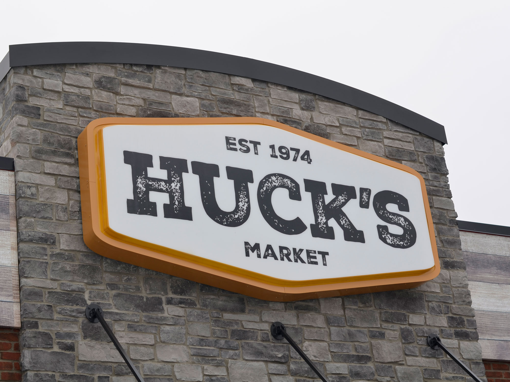 Huck's exterior store sign